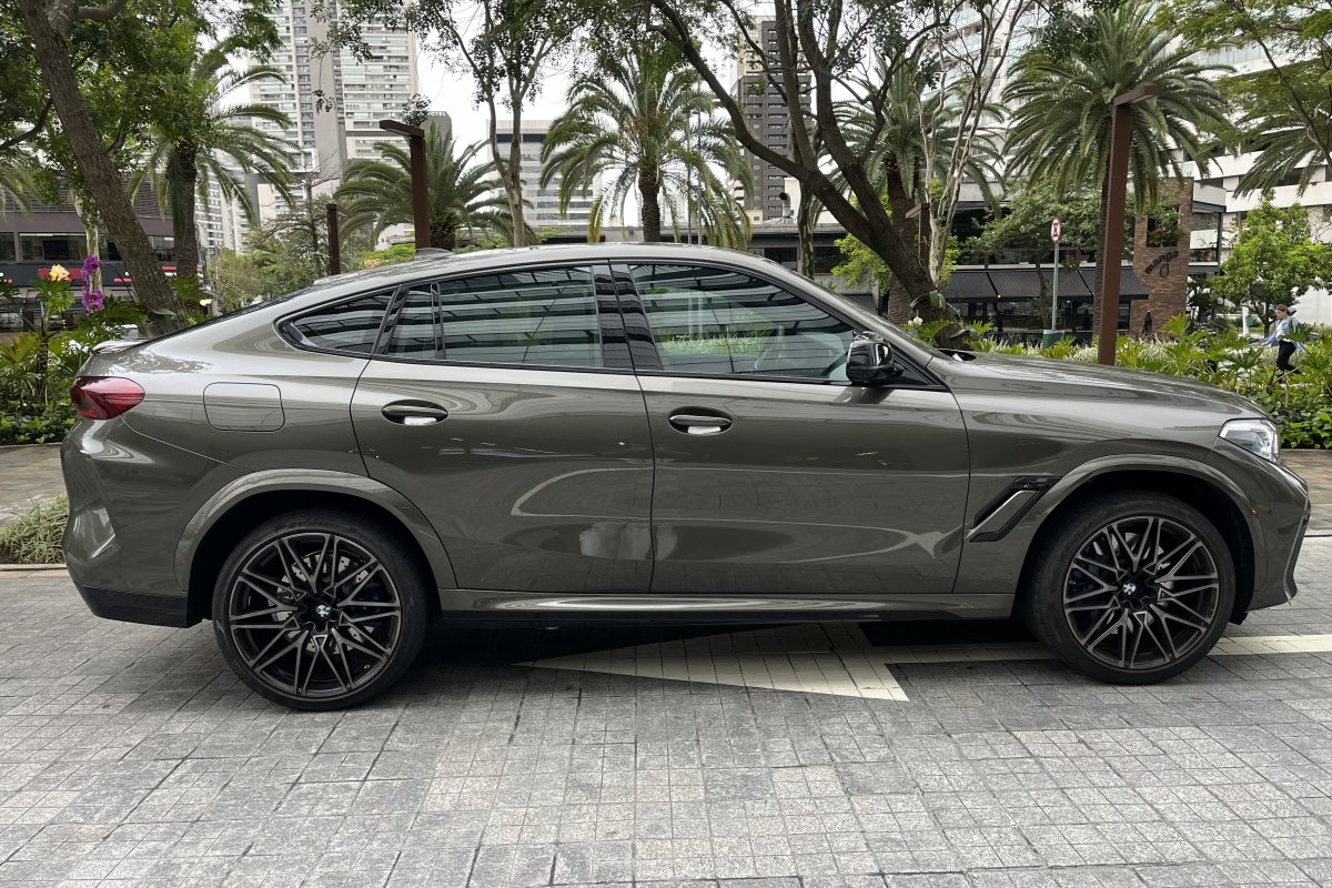Farol da Bahia testa novo BMW X6 Competition de 625cv