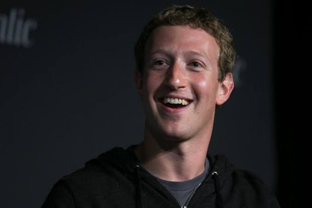 Após perder mais de US$ 100 bilhões em um ano, Mark Zuckerberg despenca em listas de bilionários