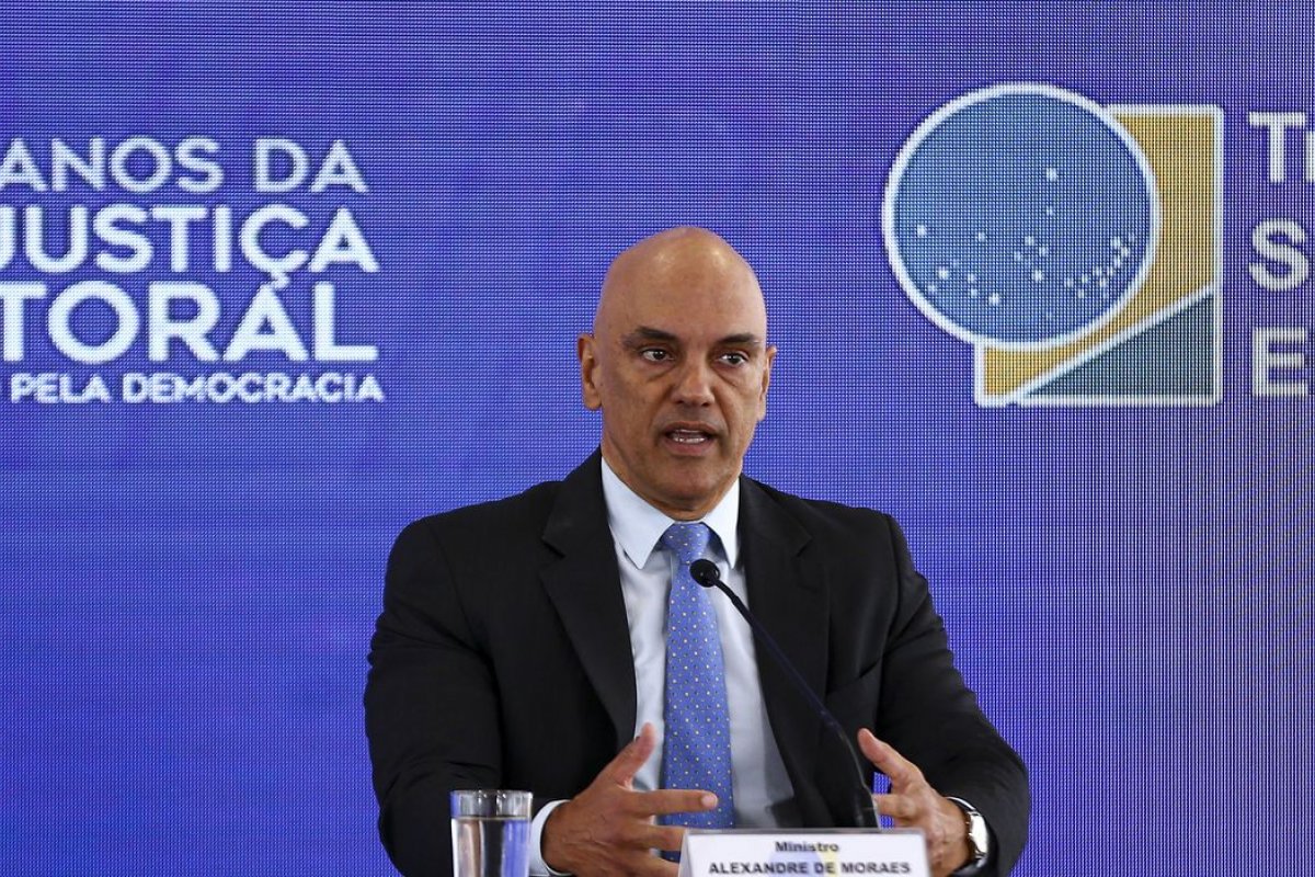 "Dever de fiscalizar se inserções de candidatos vão ao ar é dos partidos e não do TSE", afirma Moraes