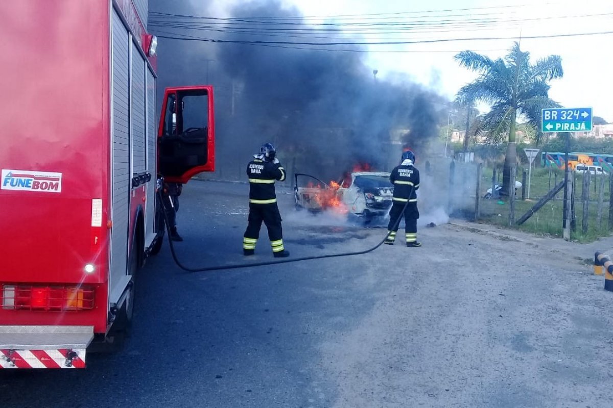 Carro pega fogo em Porto Seco Pirajá