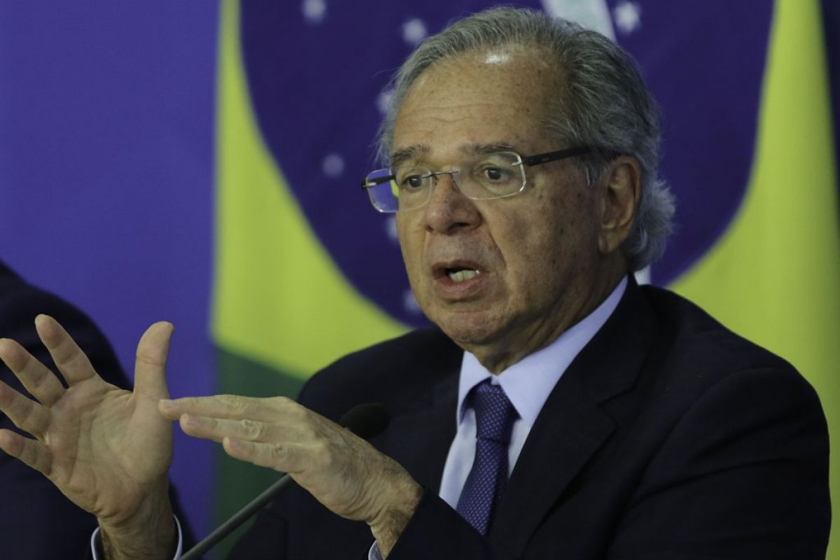 Em coletiva, Paulo Guedes diz sentir medo “do país descarrilar” com o resultado das eleições