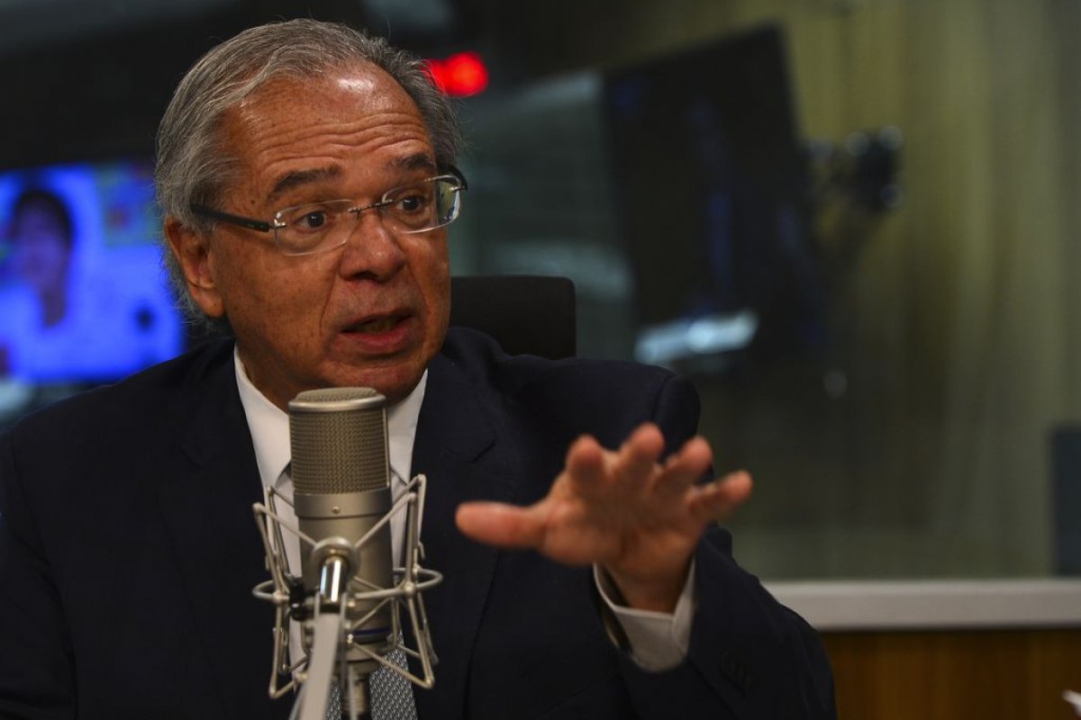 Paulo Guedes diz que salário dos funcionários públicos pode ter aumento real de 2% acima da inflação