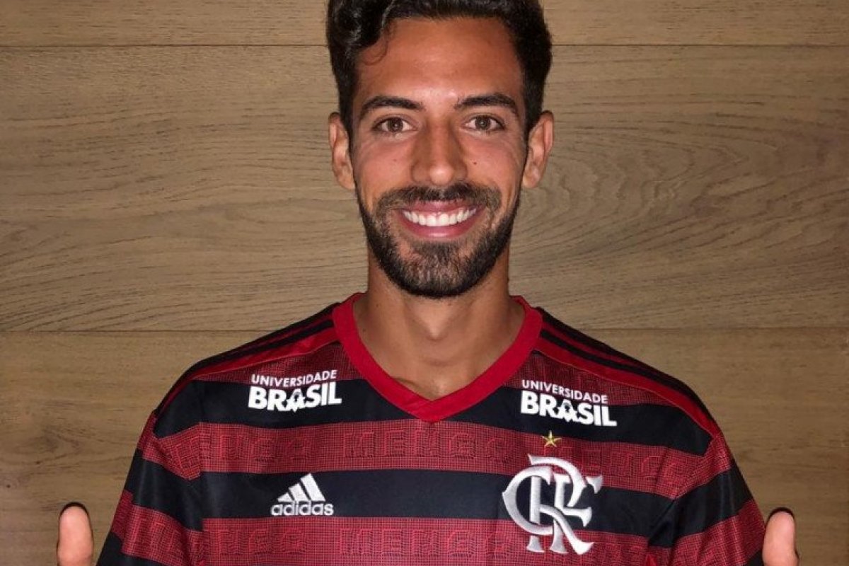 Ex-zagueiro do Flamengo vai passar por cirurgia após ser esfaqueado em supermercado