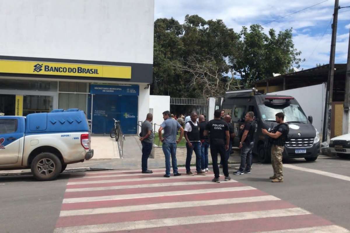 Criminosos colocam explosivos no corpo funcionário de agência bancária da BA e roubam cerca de R$ 1 milhão em assalto