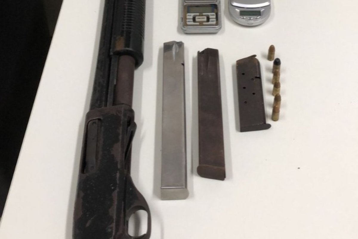 Arma e munições são apreendidas na casa de envolvido em morte de policial civil