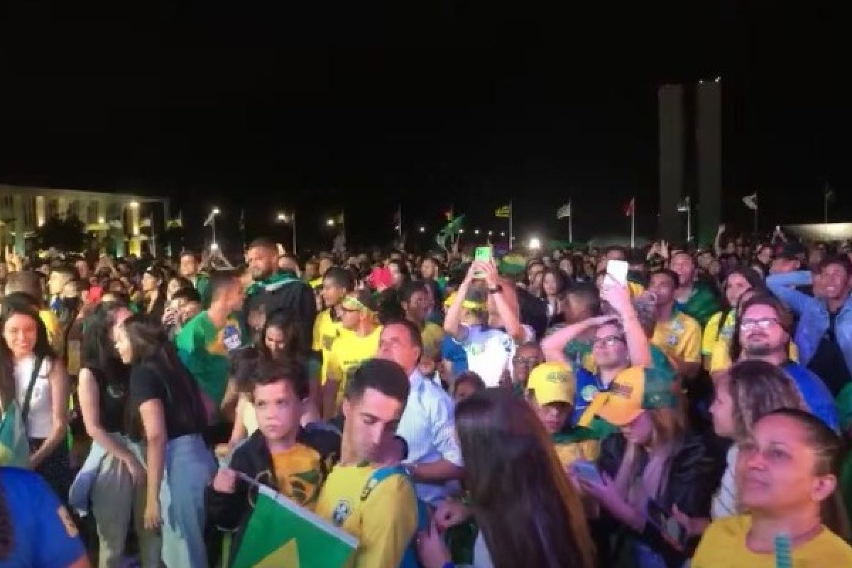 Apoiadores de Bolsonaro ocupam Esplanada em culto evangélico antes das eleições