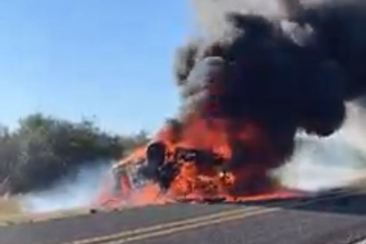 Vídeo: imigrantes são resgatados de porta-malas em chamas após 'coiote' fugir, nos EUA