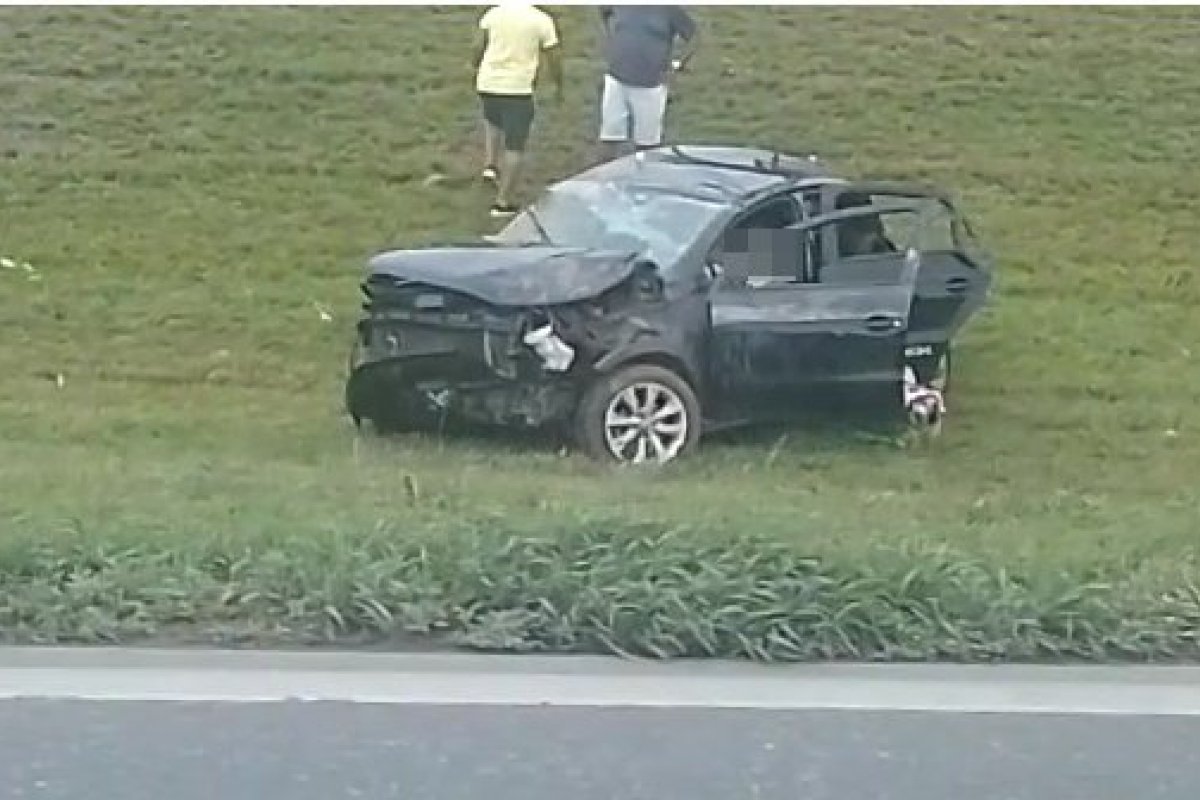 Carro fica destruído após capotar na BR-324 neste sábado (29)