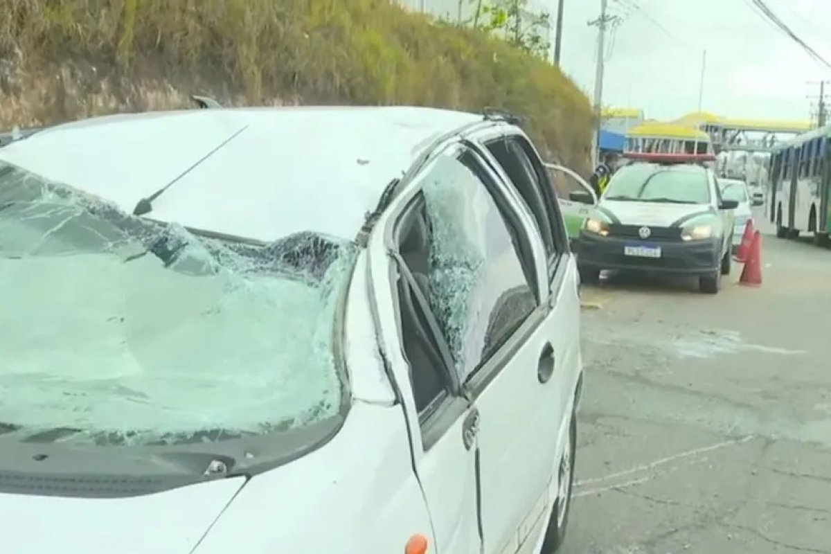 Salvador: carro capota e deixa família ferida na Avenida Paralela