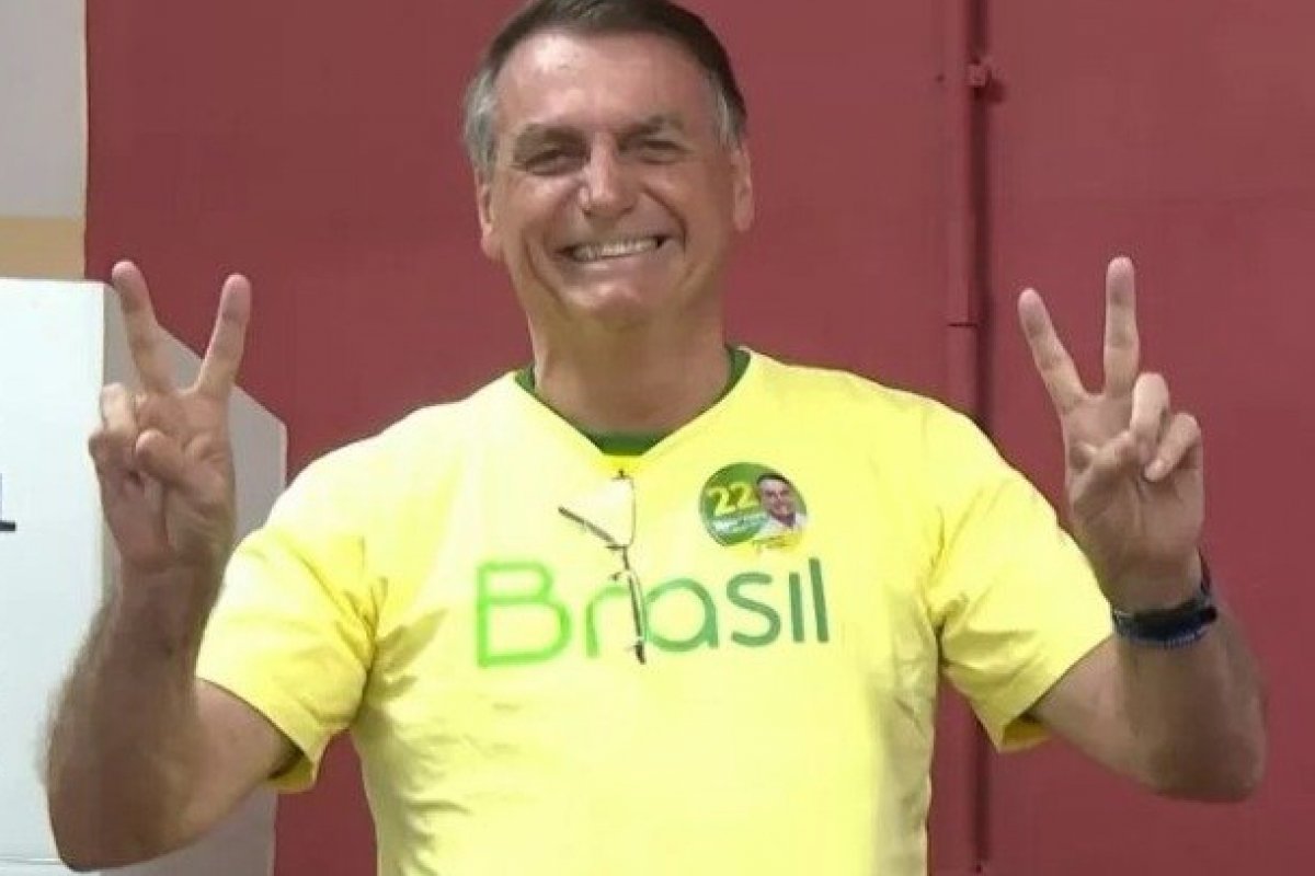 Vídeo: Bolsonaro vota na Vila Militar, no Rio de Janeiro