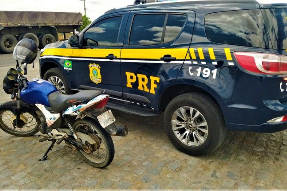 PRF recupera moto roubada em Tucano e prende homem por uso de documento falso