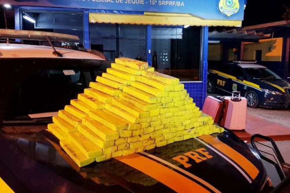 PF prende mulher que transportava 100 kg de maconha em ônibus no sudoeste da BA