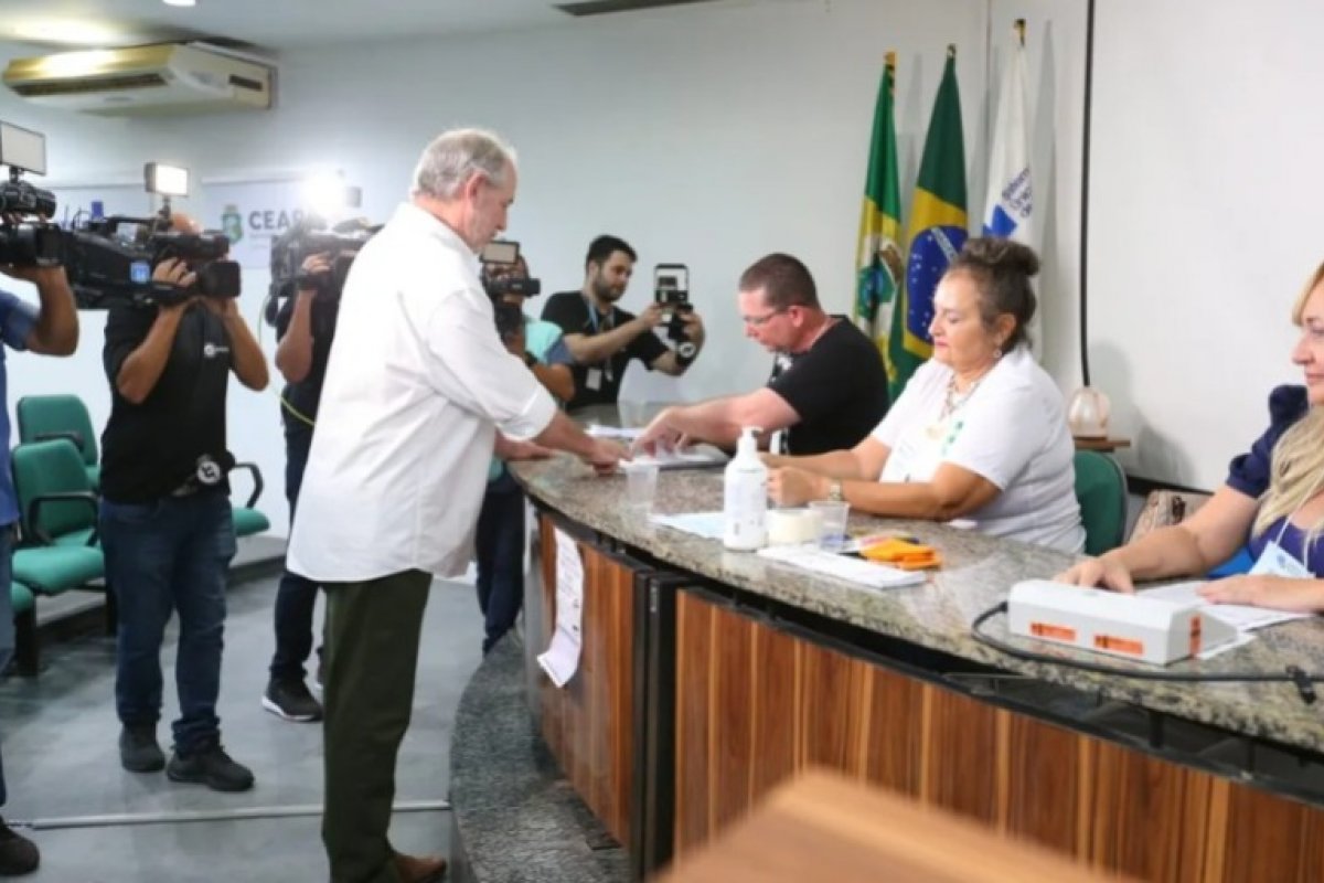 'Segui a orientação do partido', diz Ciro Gomes sobre voto em Lula