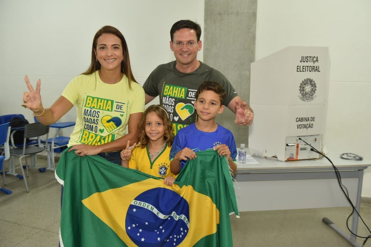 João Roma vota acompanhado da família, em Salvador