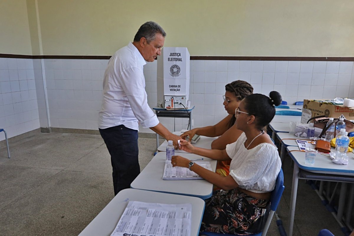 Rui Costa vota em colégio eleitoral no bairro da Liberdade, em Salvador