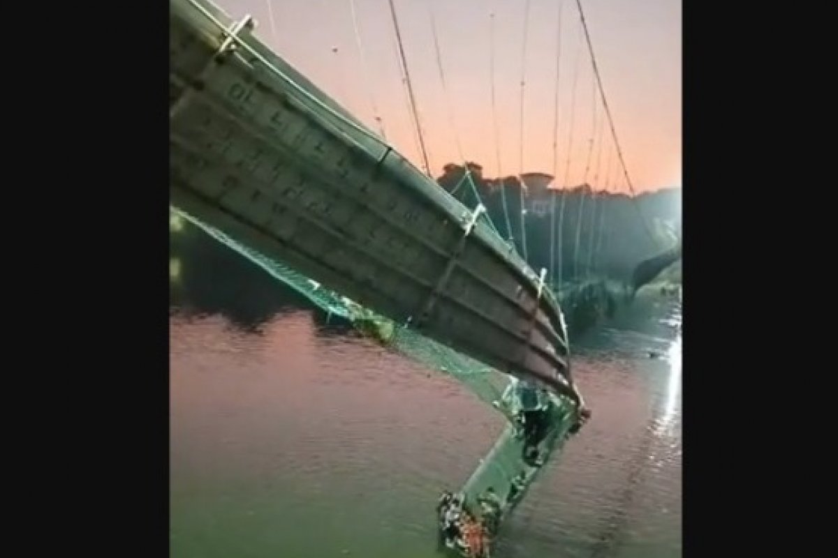 Vídeo: Ponte suspensa na Índia desaba e 30 pessoas morrem