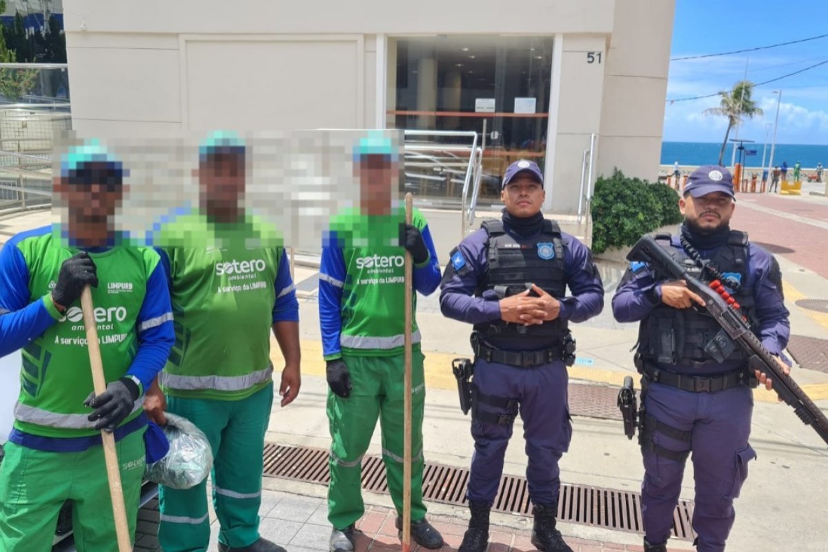 Agentes de limpeza são ameaçados após remoção de adesivos de campanha política