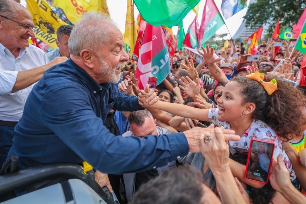 Com 50,82% dos votos, Lula é eleito novo presidente do Brasil