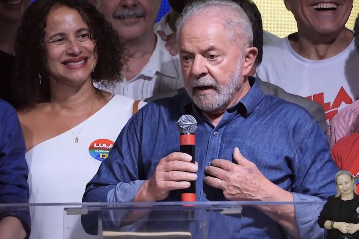 "Tentaram me enterrar vivo e eu estou aqui para governar esse país", afirma Lula em discurso de vitória