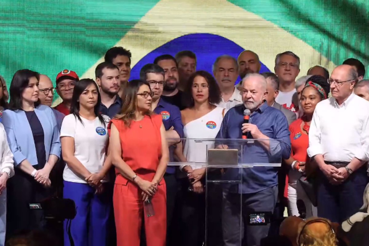 "Nós estamos dizendo ao mundo que o Brasil está de volta", destaca Lula