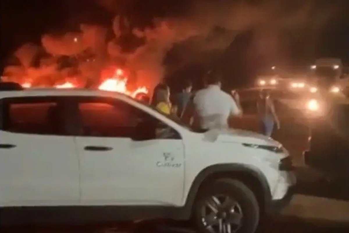 Vídeo: caminhoneiros e produtores rurais interditam rodovias pelo Brasil após derrota de Bolsonaro