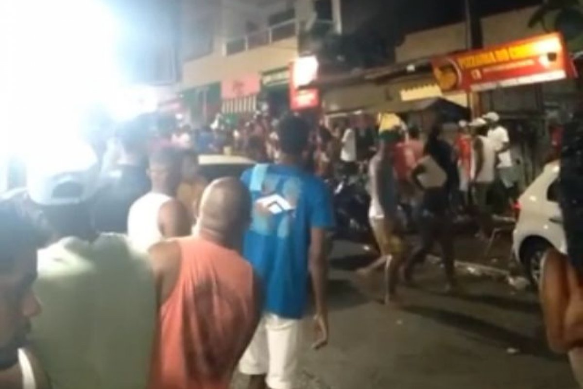 Vídeo: Três pessoas morrem após tiroteio no bairro de Cosme de Farias, em Salvador; uma das vítimas era PM