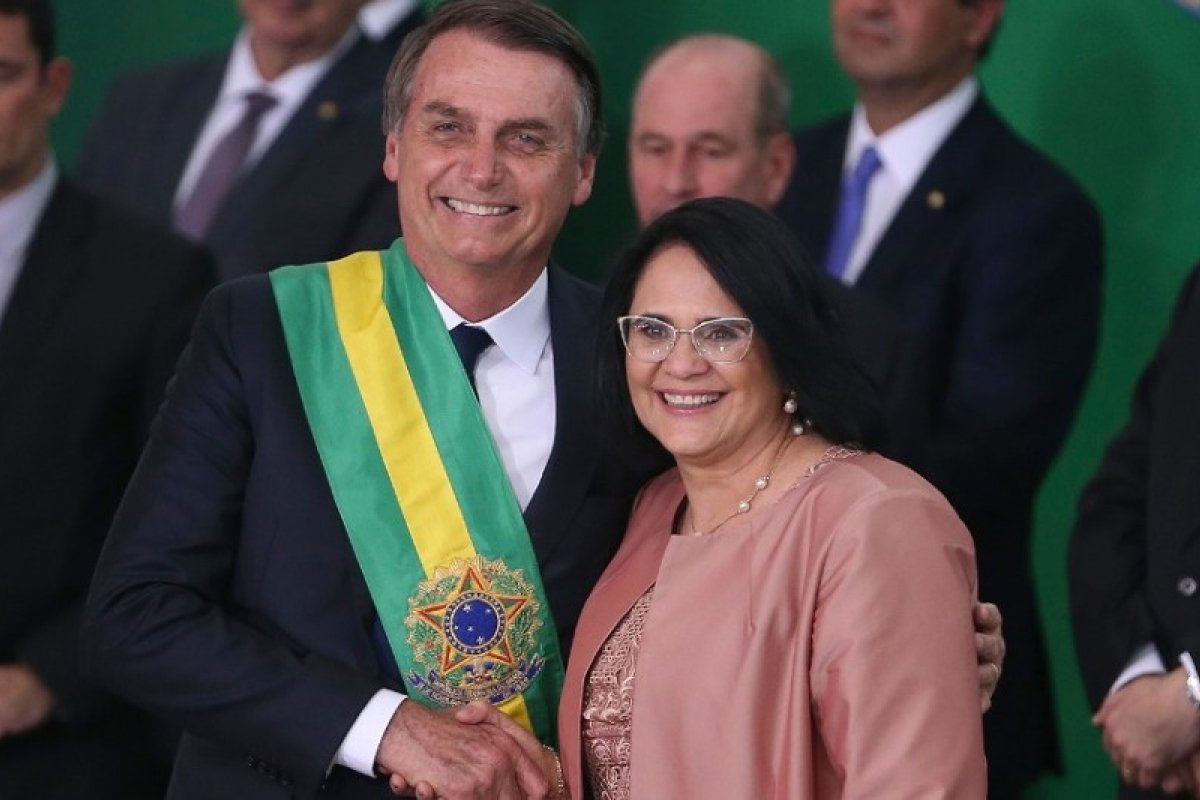 Damares diz que Bolsonaro vai deixar a Presidência de 'cabeça erguida'