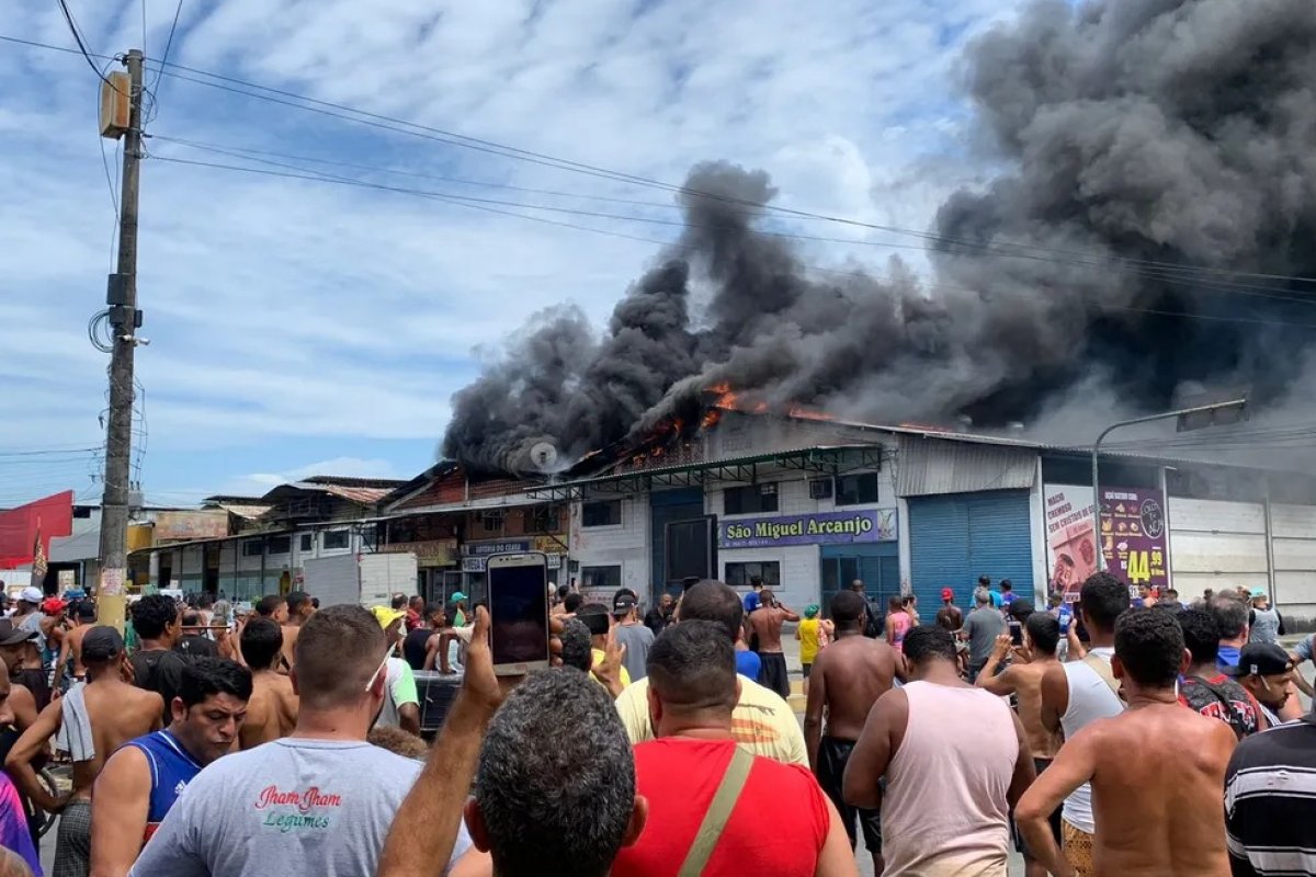 Vídeo: incêndio atinge Ceasa, populares saqueiam lojas e seguranças disparam tiros
