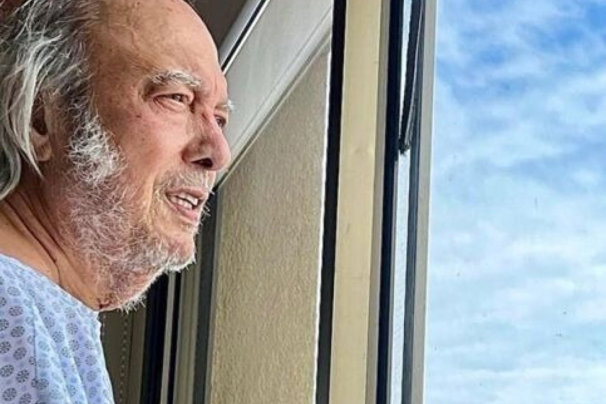 Erasmo Carlos posta foto em hospital e tranquiliza fãs: “Esse ano eu não morro”