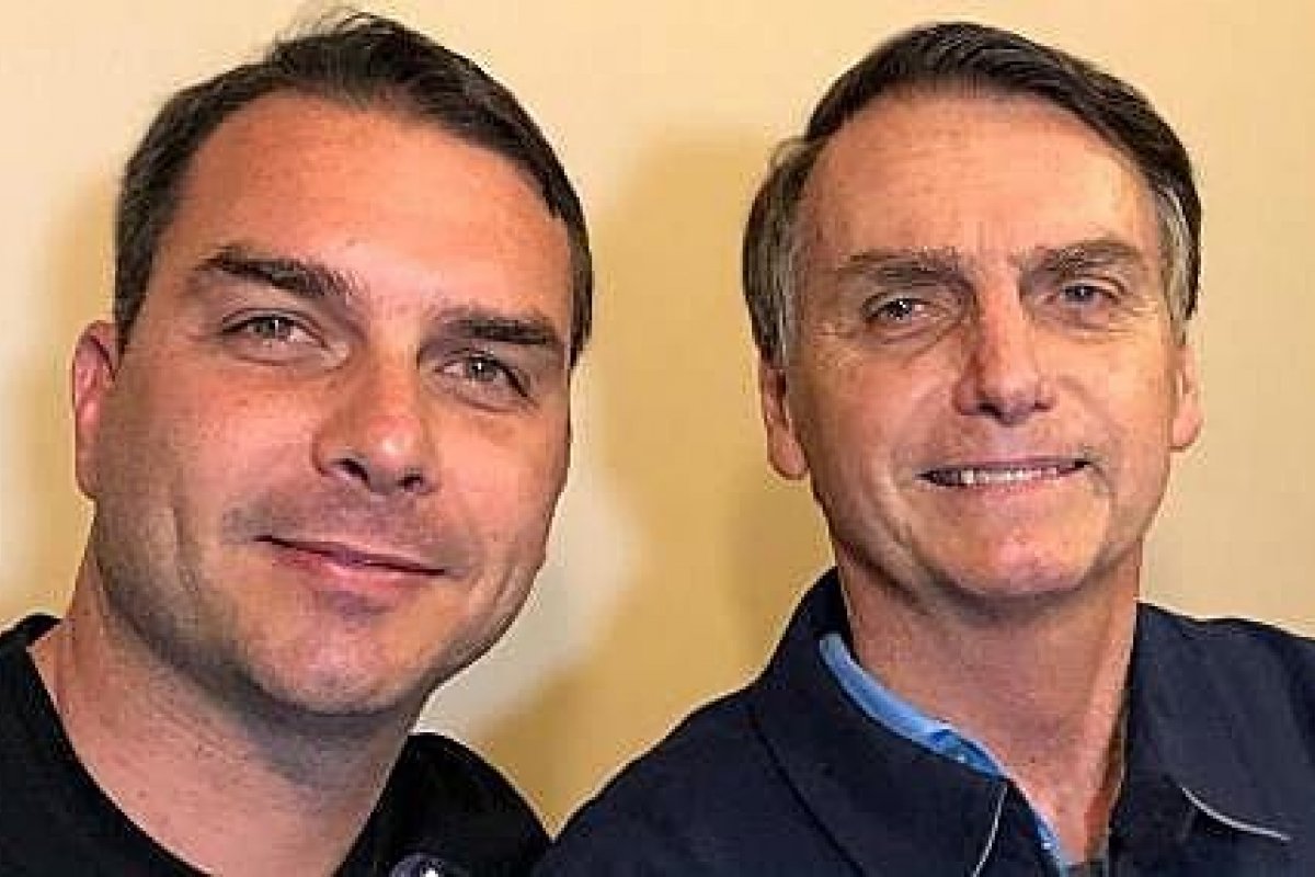 Flávio Bolsonaro comenta resultado do 2° turno: 'Vamos erguer a cabeça e não vamos desistir'