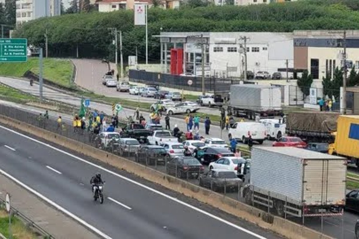 Detran instala barricada na Esplanada afim de conter invasão de caminhoneiros