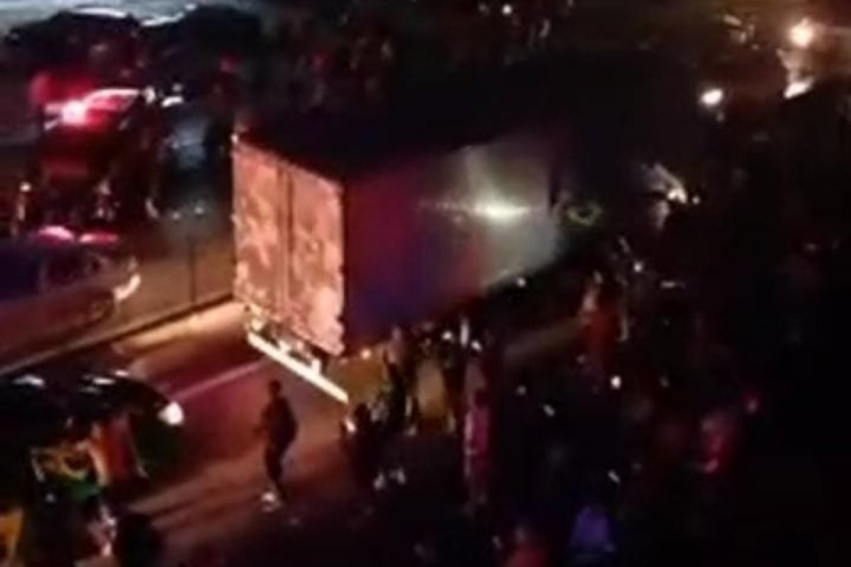 Vídeo: caminhoneiros protestam o resultado das eleições em Nova Iguaçu