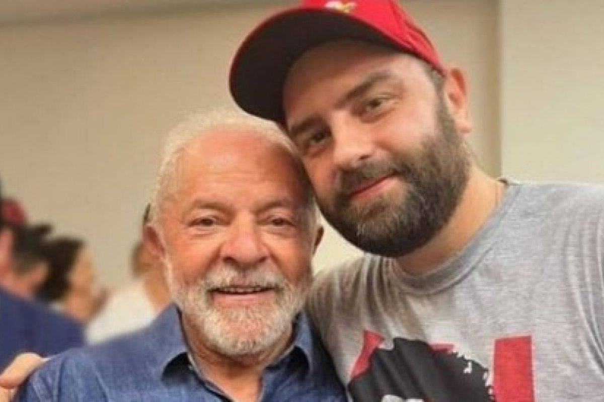 Filho caçula de Lula posa com o pai após vitória!