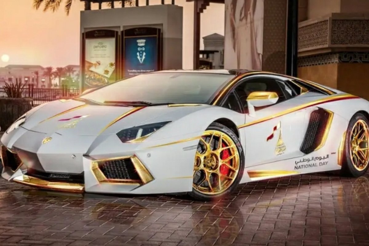 Lamborghini Aventador recebe acabamento em ouro