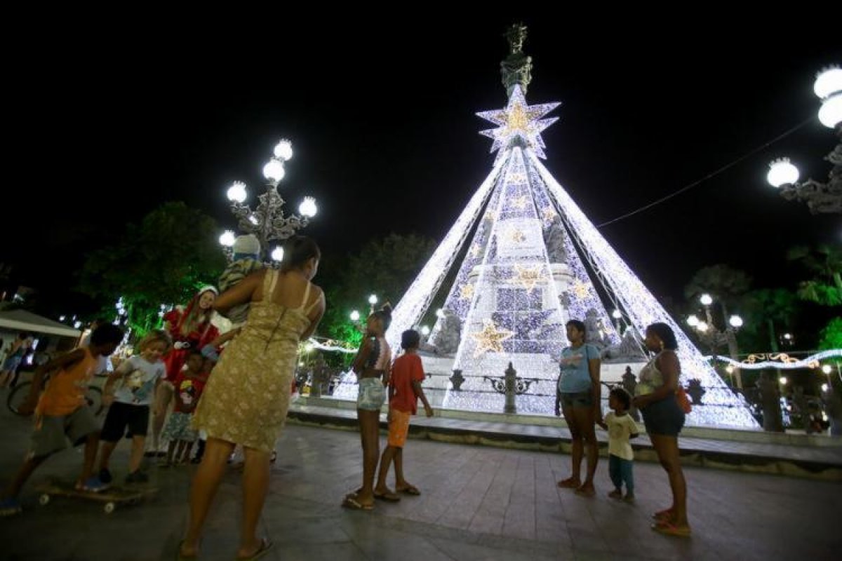 Programação de Natal conta com espetáculos e 20 praças iluminadas