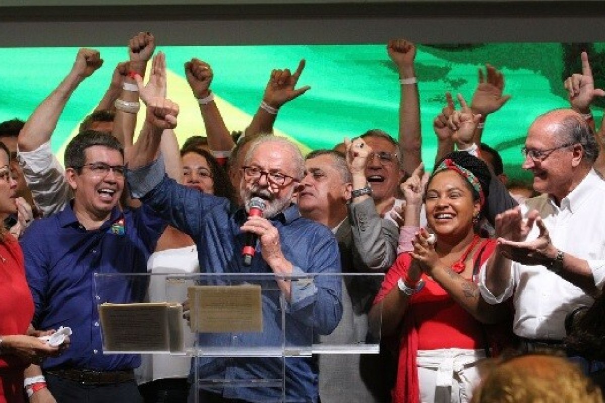 Presidenta do PT diz que Lula deve indicar coordenador de transição de governo nesta terça (1º)