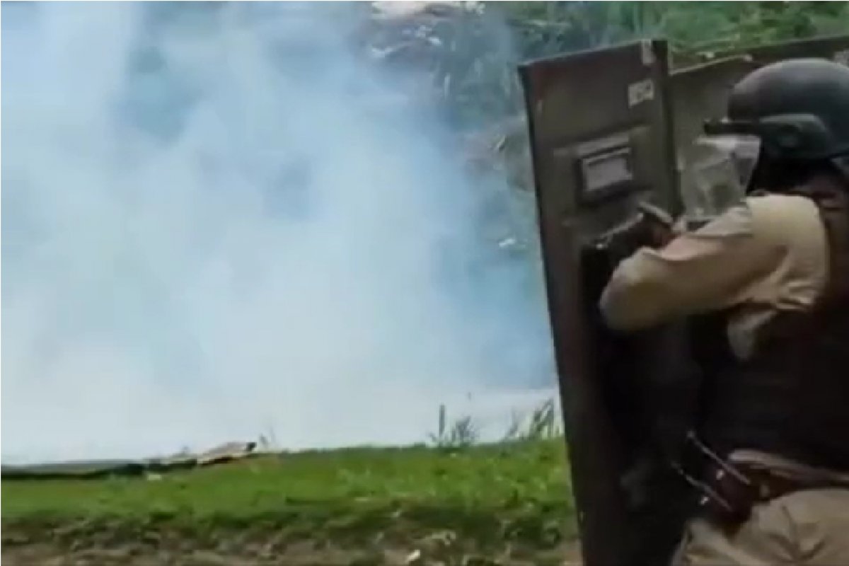 Vídeo: Tropa de Choque da PM desbloqueia rodovia em Teixeira de Freitas (BA)