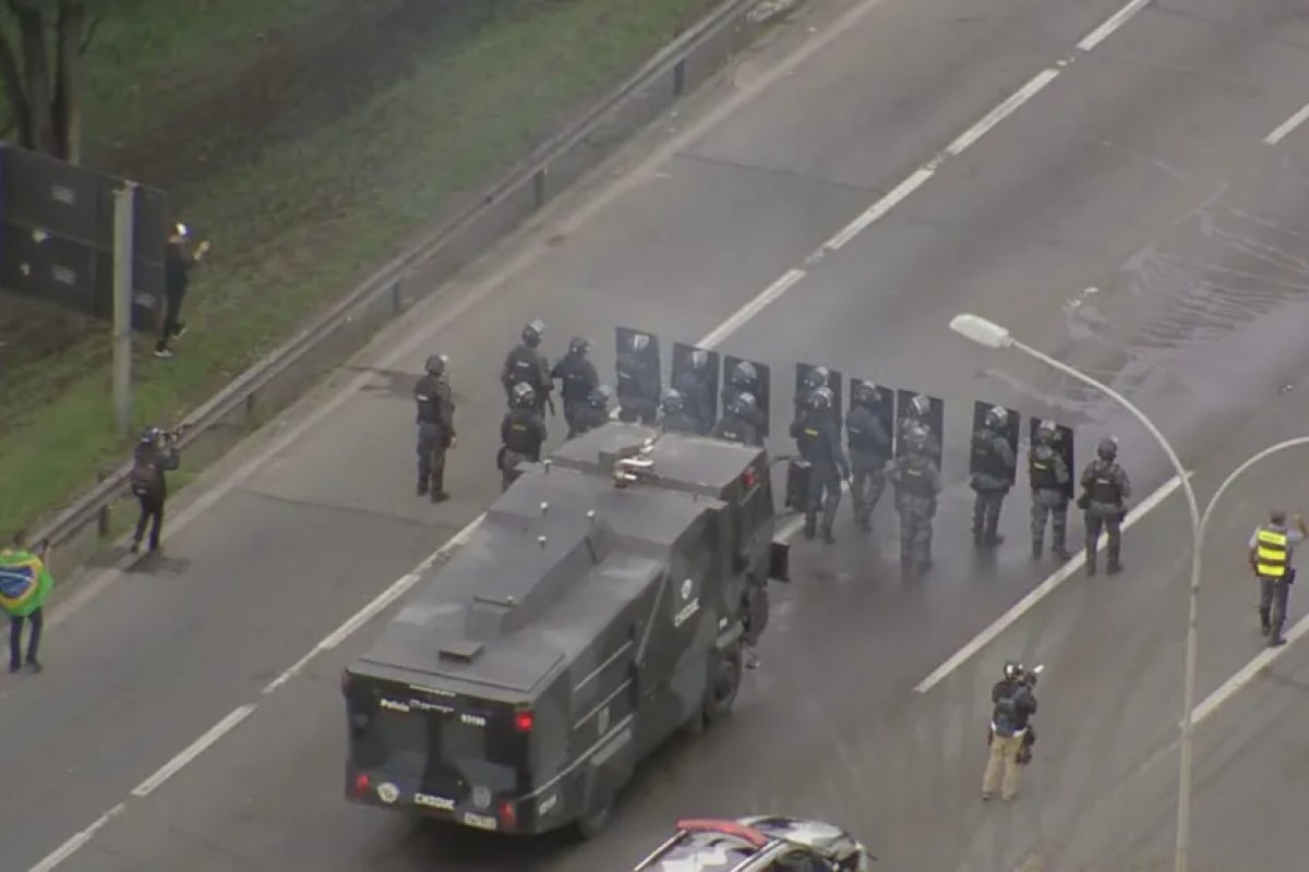 Advocacia Geral da União consegue 13 liminares para desbloquear mais de 50 trechos de rodovias em 12 estados