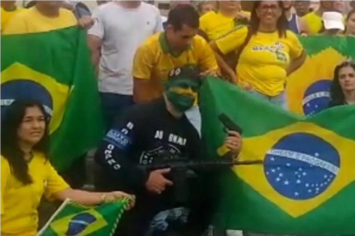 Vídeo: grupo de bolsonaristas protesta na frente do Quartel da Mouraria, em Salvador