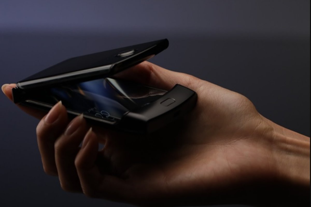 Smartphone com tela dobrável chega ao Brasil em janeiro