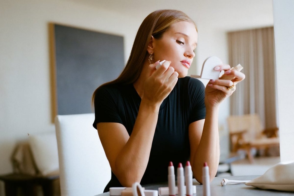 Rose Inc, marca de clean beauty fundada pela modelo britânica Rosie Huntington-Whiteley chega ao Brasil!