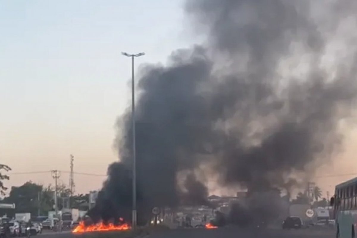Caminhoneiros bolsonaristas bloqueiam parcialmente pista no extremo sul da Bahia