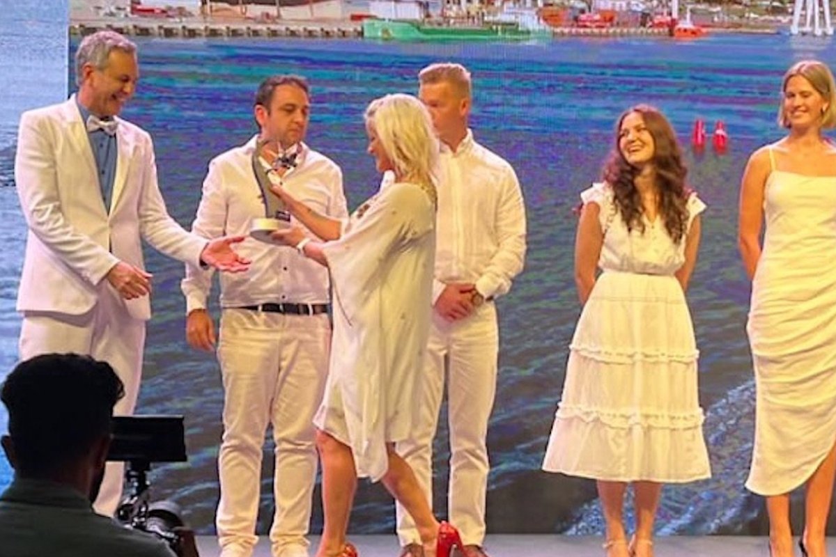 Tricampeão Mundial Lebos Chaguri é homenageado no Award Gala Dinner Centenário da UIM nos Emirados Árabes Unidos!