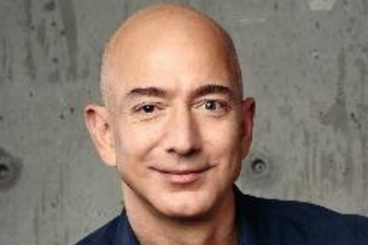 Fundador da Amazon é processado por racismo e jornadas exaustivas de trabalho