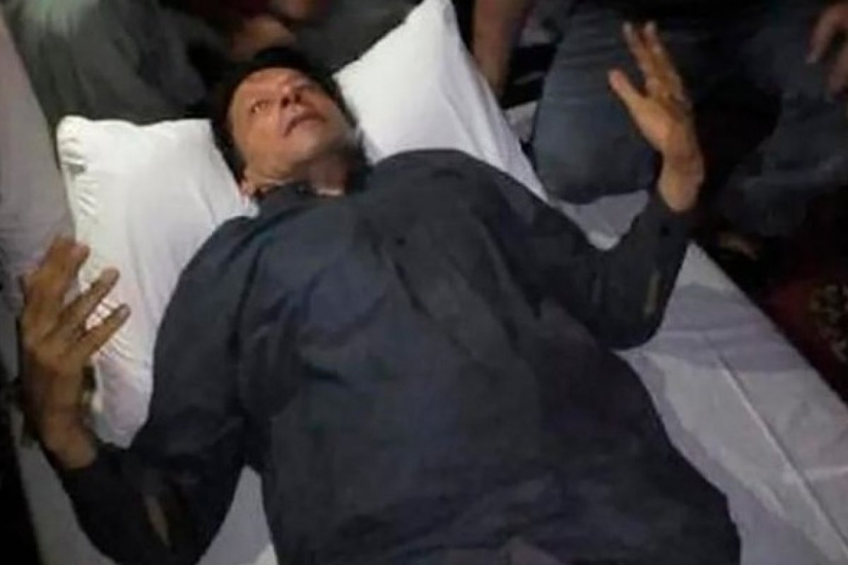 Ex-primeiro-ministro do Paquistão é baleado durante protesto