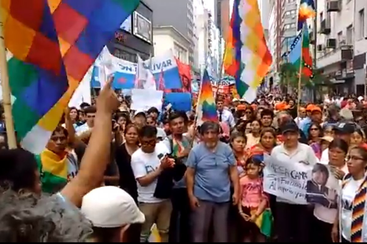 Cidades da Bolívia registram escassez de alimentos e combustível