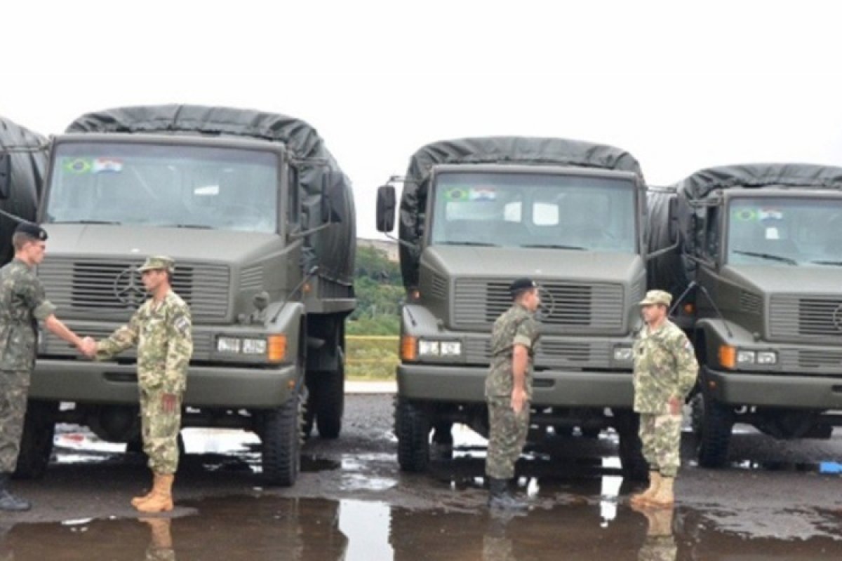 Bolsonaro sanciona lei que autoriza doação de caminhões do Exército ao Paraguai