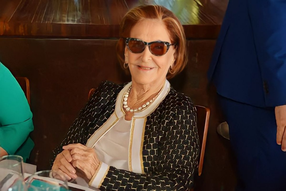 Morre a jornalista July Isensée aos 95 anos