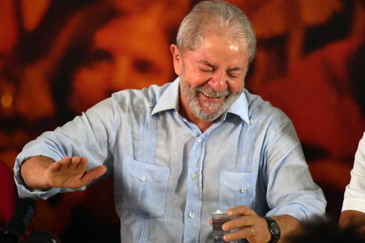 Lula já recebe proposta de trabalho com possibilidade do semiaberto