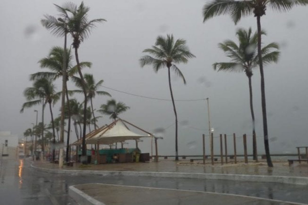 Salvador amanhece com chuva e ventos fortes nesta sexta (4)